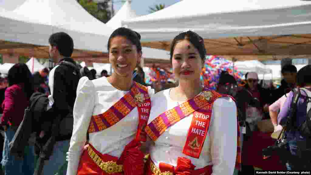 យុវតី​ខ្មែរអាមរិកាំងនៅទីក្រុង Long Beach រដ្ឋកាលីហ្វ័រញ៉ា ស្លៀក​សម្លៀក​បំពាក់​ប្រពៃណីខ្មែរ​ក្នុង​អំឡុង​ការ​ហែក្បួន​វប្បធម៌​ប្រចាំឆ្នាំ​ដើម្បី​អបអរ​សាទរ​ពិធី​បុណ្យ​ចូល​ឆ្នាំ​ប្រពៃណីខ្មែរ កាលពីថ្ងៃទី ៧ ខែមេសា ឆ្នាំ២០២៤។ (រូបថតដោយ Kenneth David Snider)