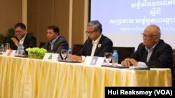 ថ្នាក់ដឹកនាំ និង​តំណាង​គណបក្ស​នយោបាយ​ទាំងបួន​ជួបជុំគ្នា​នៅ​សណ្ឋាគារ​មួយ​ក្នុង​ទីក្រុងភ្នំពេញ​ដើម្បី​បង្កើត​«សម្ព័ន្ធភាព​ឆ្ពោះ​ទៅ​អនាគត» ថ្ងៃទី១១ ខែតុលា ឆ្នាំ២០២៣។ (ហ៊ុល រស្មី/វីអូអេ)