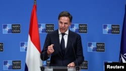 资料照:荷兰首相吕特在布鲁塞尔的北约总部出席一个记者会 (2024年4月17日)