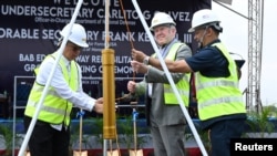 菲律宾国防部长加尔维斯、美国空军部长弗兰克·肯达尔和一名菲律宾空军代理指挥官在菲律宾巴萨空军基地举行简易机场扩建和修复项目的奠基仪式。 （2023年3月20日）