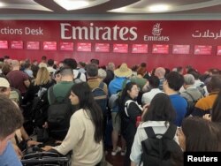 Orang-orang mengantri di meja koneksi penerbangan di Bandara Internasional Dubai, setelah banjir menerjang Dubai, Uni Emirat Arab, 17 April 2024. (Foto: Reuters)