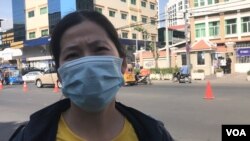 អតតីសកម្មជន​ដីធ្លី​នៅតំបន់​បឹងកក់​ អ្នកស្រី​អេង សុខា​ វ័យ​៣៥ ឆ្នាំ​ ផ្តល់​បទសម្ភាសន៍​ជាមួយ​សំឡេង​សហរដ្ឋ​អាមេរិក​ មុនការ​ប្រកាស​សាលក្រម​លោកកឹម សុខា។​ (ហ៊ុល រស្មី/វីអូអេ)