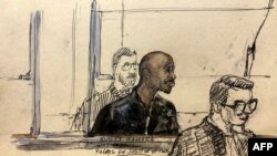 Ce croquis réalisé le 10 octobre 2022 montre Kunti Kamara (C), accusé de crimes contre l'humanité à Paris, France, le 27 mars 2024. 