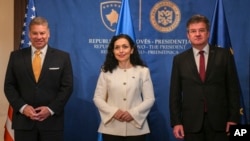 科索沃总统奥斯曼尼（中）会见美国西巴尔干地区特使埃斯科巴尔和欧盟特使拉贾克。（2023年6月6日）