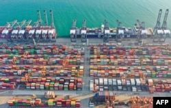 中国广东深圳港的集装箱和吊车 （2022年12月25日）