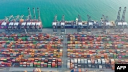 中国广东深圳港的集装箱和吊车 (2022年12月25日)