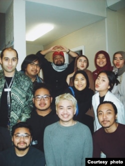 Satrio Adnan Hammami (mengenakan topi merah) bersama teman-teman (dok: Satrio Adnan Hammami)