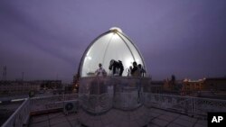 2023 年 4 月 20 日，伊拉克纳杰夫，什叶派观察新月以确定伊斯兰教第 10 个月的开始，这标志着长达一个月的斋月禁食的结束和开斋节的开始。