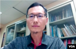 位于台北的全球防卫杂誌编辑主任宋玉宁(美国之音特约记者方琦拍摄)