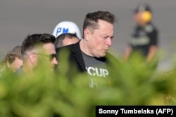 Miliarder teknologi Elon Musk berjalan bersama Menteri Koordinator Kemaritiman dan Investasi Luhut Binsar Pandjaitan saat tiba di Bandara Internasional Ngurah Rai di Denpasar, 19 Mei 2024. (Foto: AFP/Sonny Tumbelaka)