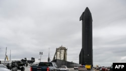 Prototipe pesawat luar angkasa SpaceX Starship diangkut dari lokasi peluncuran menjelang uji penerbangan ketiga SpaceX Starship dari Starbase di Boca Chica, Texas, 12 Maret 2024. (Foto: AFP)