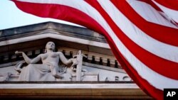 ARHIVA - Američka zastava ispred sedišta Sekretarijata za pravosuđe u Vašingtonu, 22. marta 2019.