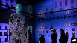 Perusahaan mobil listrik dari raksasa teknologi China Baidu, "Jidu", meluncurkan toko konsep "Roboverse" yang menyoroti teknologi kecerdasan buatan (AI) dan berpusat di sekitar mobil konsep ROBO-01 bertenaga AI (ilustrasi). 