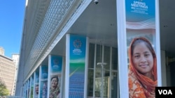 世界银行华盛顿总部外张贴的春季会议图案。(2023年4月10日，美国之音锺辰芳拍摄）