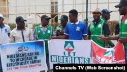 Mambobin kungiyar kwadago yayin da suka taru a kofar shiga kamfanin suna zanga-zangar adawa da karin kudin wutar.