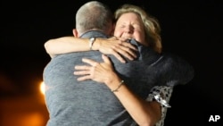 在美俄达成24人换囚协议后,前美国海军陆战队员保罗·惠兰(Paul Whelan)与姐姐伊丽莎白·惠兰(Elizabeth Whelan)在马里兰州安德鲁斯空军基地相拥。(2024年8月1日)