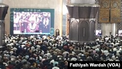 Ribuan warga Muslim ikut salat gaib di Masjid Istiqlal, Jakarta, Jumat, 2 Agustus 2024, untuk pemimpin Hamas, Ismail Haniyeh, yang tewas dalam serangan udara di Teheran, Iran, awal pekan ini. (Foto: Fathiyah Wardah/VOA)