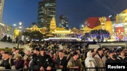 苹果在上海的静安区专卖店开张营业当日，人群在栏杆后排队等候的盛况。（2024年3月21日）