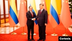 资料照片: 2023年10月25日中国国家主席习近平(右)在北京人民大会堂举行的签字仪式上与哥伦比亚总统古斯塔沃·佩特罗握手。