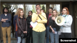 Profesori Filozofskog fakulteta održali su skup podrške svom kolegi Dinku Gruhonjiću pod nazivom "Protiv progona nastavnika i za očuvanje akademskog integriteta i autonomije" (foto: Screenshot)