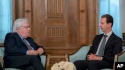 在叙利亚总统府官方脸书页面上发布的这张照片中，叙利亚总统巴沙尔·阿萨德（右）于 2023 年 2 月 13 日在叙利亚大马士革会见了联合国主管人道主义事务副秘书长马丁·格里菲斯。