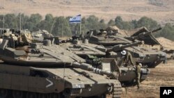 Tank-tank Israel terlihat di dekat perbatasan dengan Israel, di Lebanon, Sabtu 14 Oktober 2023. (Foto: AP/Petros Giannakouris)