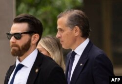 지난 6월 연방 총기 혐의로 유죄 판결을 받은 조 바이든 미국 대통령의 아들 헌터 바이든이 델라웨어주 윌밍턴에 있는 J. 칼렙 보그스 연방 건물을 떠나고 있다.