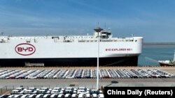 资料照片：中国江苏连云港等候装船出口的比亚迪电动车。(2024年4月25日)