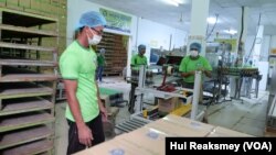 កន្លែង​ផលិត​ទឹកត្រី​របស់​សិប្បកម្ម​ផលិត​ទឹកត្រី​យីហោ លាង ឡេង ក្នុង​ខណ្ឌ​ជ្រោយ​ចង្វារ រាជធានី​ភ្នំពេញ។ (ហ៊ុល រស្មី/វីអូអេ)