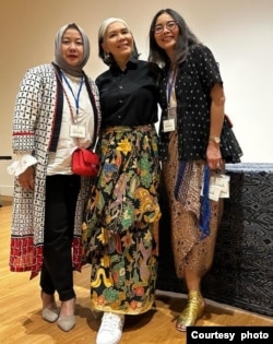 Pengurus Rumah Indonesia Wita Salim (kiri) dan Elzsa Palar Purdy (kanan) bersama Petty Pandean-Elliott (foto: courtesy).