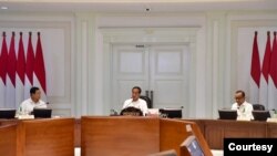 Presiden Jokowi dalam Ratas pembahasan mengenai Rencana Kerja Pemerintah (RKP), Nota Keuangan, dan RAPBN Tahun 2025 di Kantor Presiden, Jakarta, Senin (5/8) meminta RAPBN 2025 harus mengakomodasi program unggulan Presiden dan Wapres terpilih Prabowo-Gibran (biro Setpres)