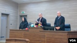 Sudsko veće izriče presudu optuženima za umešanost u ubistvu srpskog političara sa Kosova Olivera Ivanovića, u Osnovnom sudu u Prištini, 28. juna 2024. (Foto: Glas Amerike/Budimir Ničić)