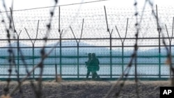 ទាហាន​កូរ៉េខាងត្បូង​ដើរ​ល្បាត​នៅ​តាម​របង​លួស​បន្លា​ក្បែរ​​នៅ​តំបន់​ Paju របស់​កូរ៉េខាង​ត្បូង ក្បែរ​ព្រំដែន​​ជាមួយ​កូរ៉េខាងជើង កាល​ពី​ថ្ងៃ​ទី​១៦ ខែ​កុម្ភៈ ឆ្នាំ​២០២៣។