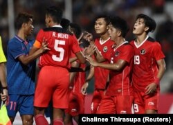 Anan Yodsangwal dari Thailand bentrok dengan Ananda Raehan Alief, Rizky Ridho Ramadhani dan rekan setimnya, Kamboja, 16 Mei 2023. (REUTERS/Chalinee Thirasupa)