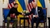 Presiden AS Joe Biden berjabat tangan dengan Presiden Ukraina Volodymyr Zelenskiy di Paris, Prancis, 7 Juni 2024. (Foto: REUTERS/Elizabeth Frantz)