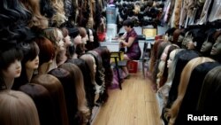 중국 저장성 이우시의 가발 상점. (자료사진)