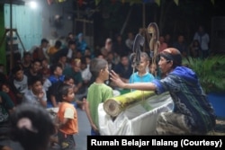 Interaktif -- Dalam pertunjukan Wayang Kali, anak-anak tidak sekedar menonton, tapi juga dilibatkan. (Foto: Courtesy/Rumah Belajar Ilalang)