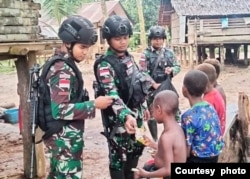 Satgas Pamtas Statis RI-PNG Yonif 111/KB dengan masyarakat suku Pedalaman Perbatasan Papua Selatan, Sabtu (13/4). (Foto: akun X @Puspen_TNI).