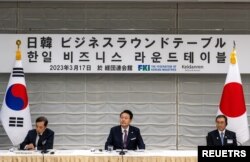 Presiden Korea Selatan Yoon Suk Yeol bersama Masakazu Tokura, ketua Keidanen, Federasi Bisnis Jepang, dan Kim Byong-joon, penjabat ketua Federasi Industri Korea, dalam pertemuan Meja Bundar Bisnis Jepang-Korea di Tokyo, Jepang pada bulan Maret 17, 2023. (PHILIP FONG/Pool via REUTERS)