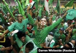Seorang pendukung Partai Persatuan Pembangunan (PPP) pada rapat umum pemilu di Jakarta 27 Maret 2004. (Foto: REUTERS/Darren Whiteside)
