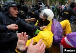 შსს-მ რუსული კანონის საწინააღმდეგო აქციებზე 200-მდე დემონსტანტი დააკავა