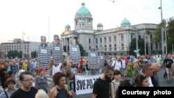 Građani nose transparente i lutke sa likovima predstavnika vlasti tokom 16. protesta Srbija protiv nasilja, ispred Skupštine Srbije, u Beogradu, 19. avgusta 2023. (Foto: FoNet)
