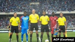Capitaine ya ba Léopards ya RDC Chancel Mbemba (G2), oyo ya Mauritanie (D2) na arbitres, na match ya CAN 2023, stade des martyrs, Kinshasa, 9 septembre 2023. (ACP)
