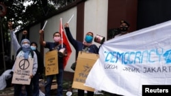 FILE: Aksi unjuk rasa memprotes kudeta militer di Myanmar, di luar kedutaan Myanmar di Jakarta, 5 Februari 2021. (REUTERS/Willy Kurniawan)