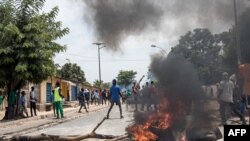 Des manifestants brûlent des pneus et bloquent des routes lors d'une manifestation à Ziguinchor le 16 mai 2023 contre l'arrestation présumée du chef de l'opposition Ousmane Sonko avant son procès pour viol.