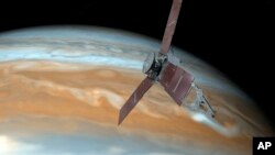 Illustration de Juno effectuant un passage rapproché au-dessus de Jupiter. WASP-193b est 50 % plus grosse que Jupiter et sept fois moins dense que la géante gazeuse. (NASA via AP)