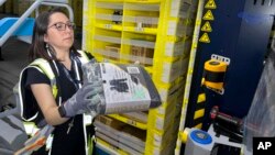 Radnici u Amazon centru u Vudlend parku u Nju Džersiju (Foto: AP/Ted Shaffrey)