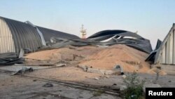 Gudang biji-bijian yang dihancurkan oleh serangan pesawat tak berawak Rusia terlihat di pelabuhan laut, di tengah serangan Rusia ke Ukraina, di Wilayah Odesa, Ukraina 24 Juli 2023. (Foto: via Reuters)