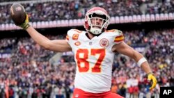 Igrač Kanzas Siti Čifsa Trevis Kelsi proslavlja tačdaun na utakmici sa Baltimor Rejvensima (Foto: AP/Alex Brandon)