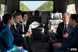 French President Emmanuel Macron visits Uzbekistan, talking with President Shavkat Mirziyoyev on Nov. 2, 2023. (Photo courtesy of the Uzbekistan President's Office)